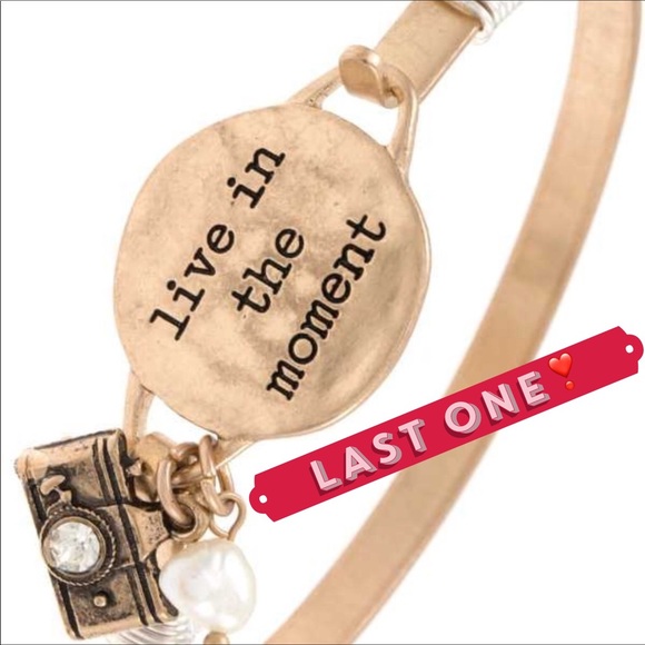 Jewelry - 🆕"Live in the Moment" etched disk bangle bracelet